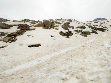 Seçici olarak Manali, Himachal Pradesh, Hindistan 'daki bir kar dağına büyük taş parçaları odaklanır.