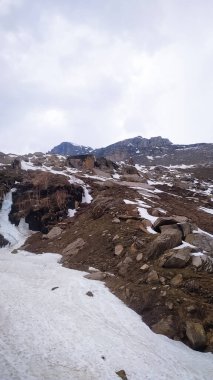 Manzaranın karla kaplı alt kısmının ve karla kaplı alt kısmının güzel manzarası