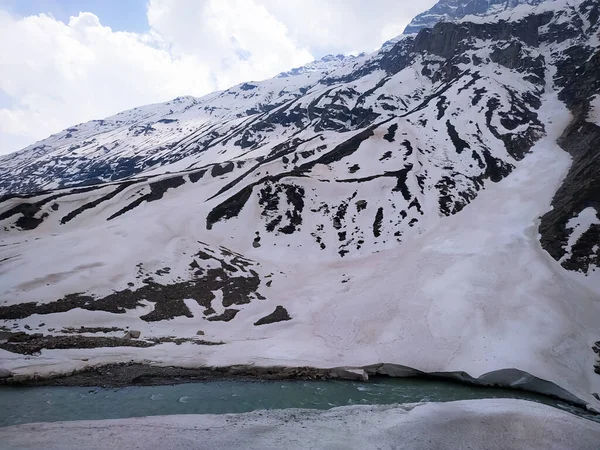 选择性聚焦迷人的夏景 高山上覆盖着雪 冰川和河流 天空映衬着云彩 印度马那利喜马偕尔邦 — 图库照片
