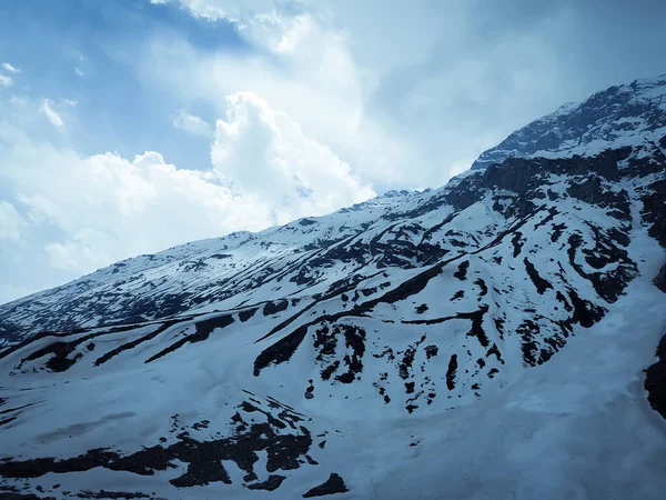 Yazın dağları kaplayan seçici odak karı