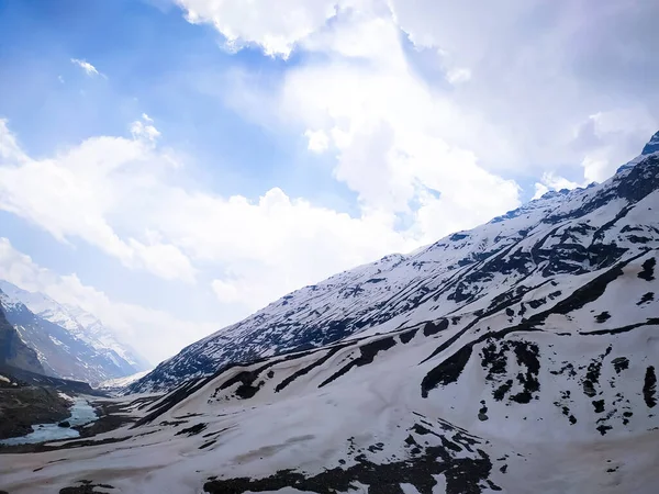 Foco Seletivo Neve Coberto Montanhas Verão Com Nuvens Brancas Céu — Fotografia de Stock