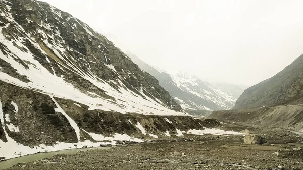 Paisagem Seletiva Com Neve Montanhas Verão Rio Fluindo — Fotografia de Stock