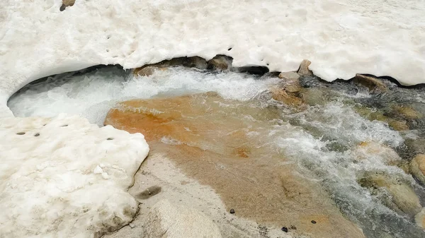 夏の季節に山から来る選択的な焦点冷凍水 — ストック写真