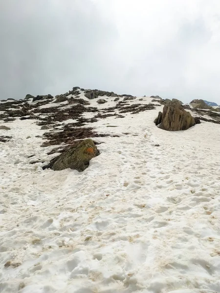 Enfoque Selectivo Hermosa Montaña Cubierta Nieve Con Jadeo Lluvia Manali — Foto de Stock
