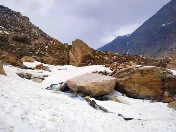 Foco Seletivo Neve Coberto Paisagem Nas Montanhas Com Rochas — Fotografia de Stock