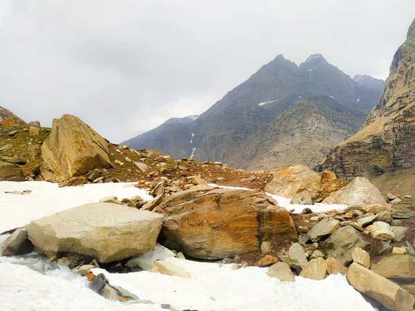 Dağlarda Donmuş Kar Ile Seçici Odak Kayaları — Stok fotoğraf