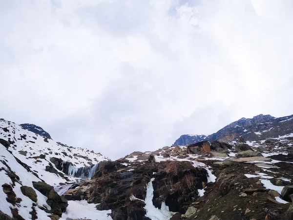 Awesome View Stone Hill Snow High Snowy Mountain Range Overcast — Photo