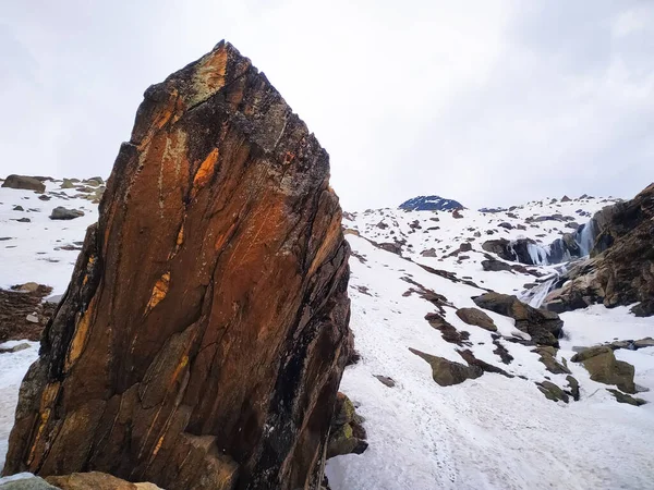 Wonderful Landscapes Covered First Snow Large Rocky Ledges Mountains Cloudy — Foto Stock