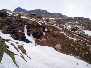 Yazın dağın tepesinde donmuş kar