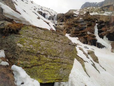 Dağlarda kayalar, karla kaplı dağlar.