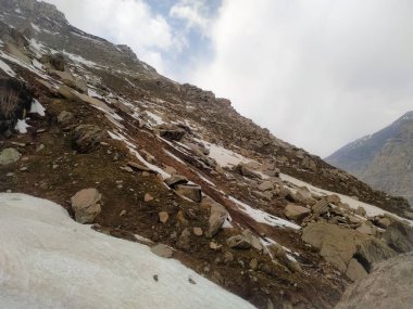 Kar ve bulutlarla kaplı manzara