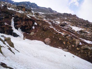 Yazın bulutlu gökyüzü karla kaplıydı.