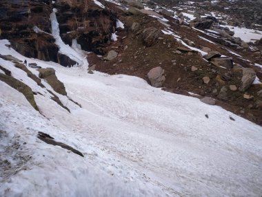 Dağın tepesinden karla kaplı güzel bir dağ fotoğrafı çekildi.