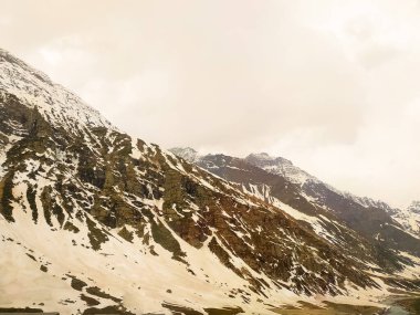 Karlar dağları kapladı ve yazın gökyüzünden kar yağıyor.