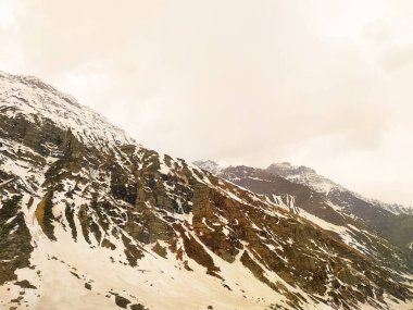 Karlar dağları kapladı ve yazın gökyüzünden kar yağıyor.