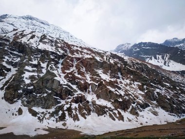 Manali, Himachal Pradesh, Hindistan 'da karla kaplı dağlar.