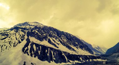 Seçici odak noktası karlı dağlar ve günbatımı gökyüzü