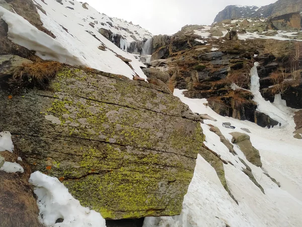 Dağlarda kayalar, karla kaplı dağlar.