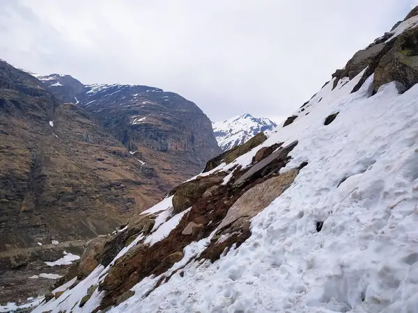 Kışın karla kaplı dağlar