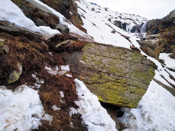 Dağlar karla kaplı kayalarla kaplı.