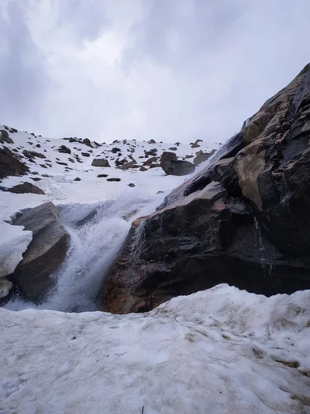 Karlı bir dağın tepesindeki su kaynağı. Bunun dağın tepesinde olduğunu bile bile. Buraya ulaşmak için çok çalışmak gerekiyor..