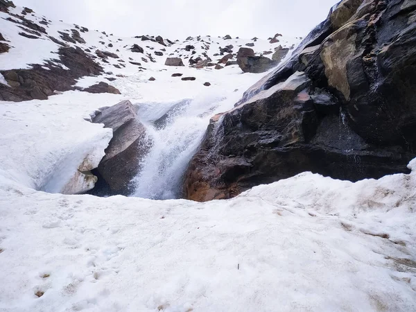 Una Cascada Las Montañas Cubiertas Nieve — Foto de Stock