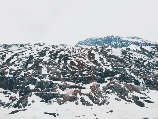 Γκρι Ένα Βουνό Καλυμμένο Χιόνι Στον Ουρανό — Φωτογραφία Αρχείου