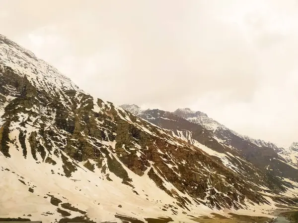 Karlar dağları kapladı ve yazın gökyüzünden kar yağıyor.