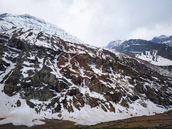 Manali, Himachal Pradesh, Hindistan 'da karla kaplı dağlar.