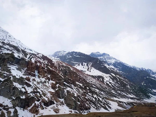 kar bulutlu gökyüzü ile kaplı dağlar