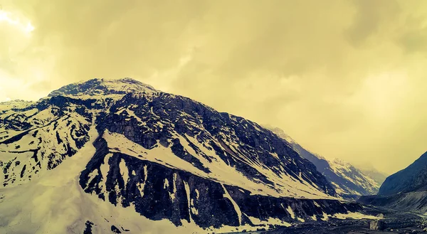 Seçici odak noktası karlı dağlar ve günbatımı gökyüzü