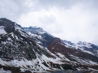 Tepeleri karla kaplı Alp manzarası