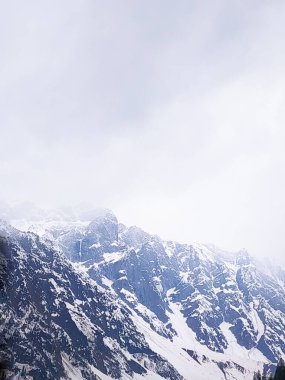 Kar örtüsü dağları gündüzleri alçak bulutlarla kaplıdır.