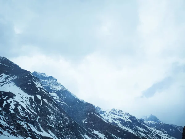 Manali, Himachal Pradesh, Hindistan 'daki dağlardan karla kaplı tepelere bakıyorum.