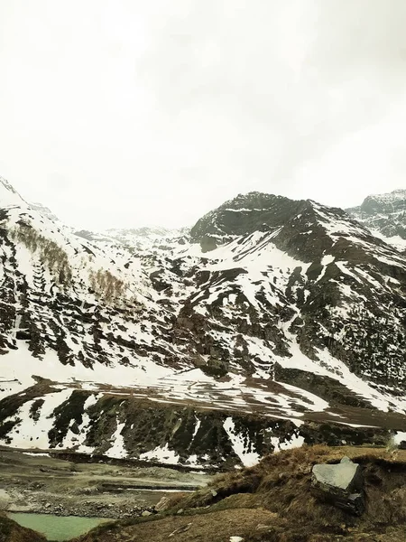 Uma Paisagem Neve Coberto Montanhas Contra Céu Nublado — Fotografia de Stock