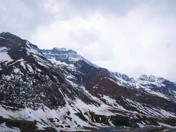 Tepeleri karla kaplı Alp manzarası
