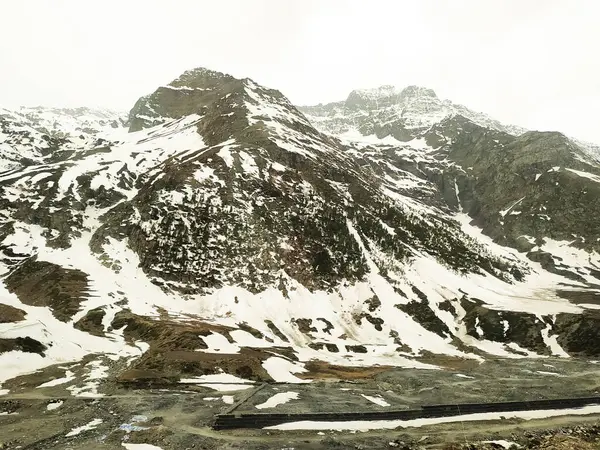 Karla kaplı dağların manzarası