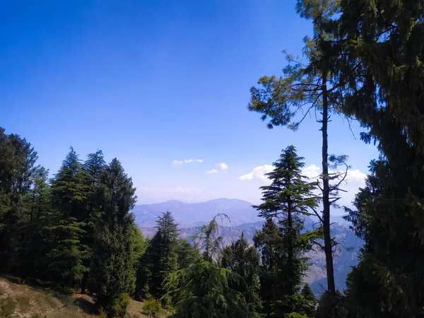 Montanhas Paisagem Montesa Natureza Verde Nuvens Cumes Contra Céu Azul — Fotografia de Stock