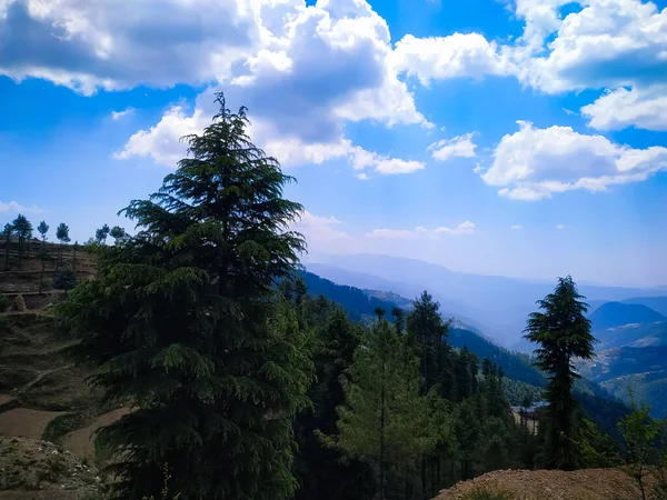 Yeşil Dağlarla Kaplı Bahar Manzarasının Üzerindeki Bulutlar Dağlardaki Güzel Yaz — Stok fotoğraf