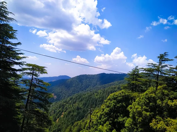 Arka Planda Güzel Çam Ağaçları Mavi Gökyüzü Bulutlarla Yüksek Dağlar — Stok fotoğraf