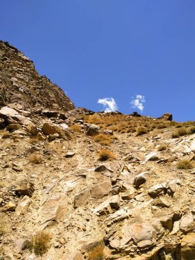 Dağlardaki taş duvar mavi gökyüzü arka planında