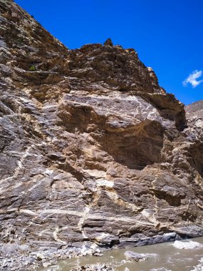 Kafkas dağlarında kayalar mavi gökyüzü arka planında nehir ile