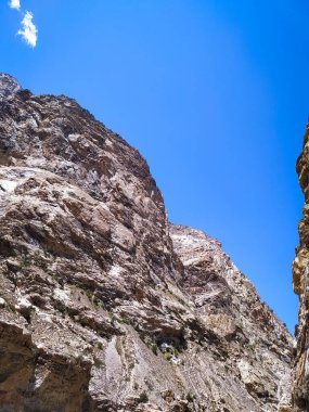 Mavi gökyüzü arka planındaki dağlarda oluşum