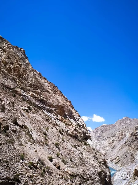 青空に浮かぶ山の岩 — ストック写真