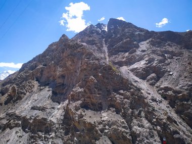 Kum dağının üzerinde bulutlu mavi gökyüzü