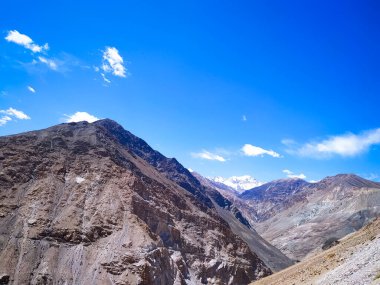 Mavi gökyüzü ve bulutlu dağ manzarası Himachal Pradesh, Hindistan.