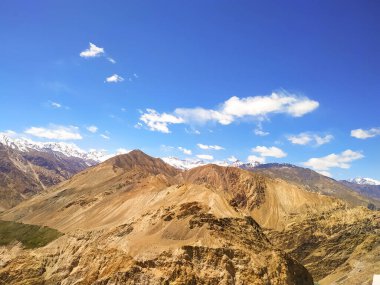 Mavi gökyüzü ve bulutlu spiti vadisinin manzarası.