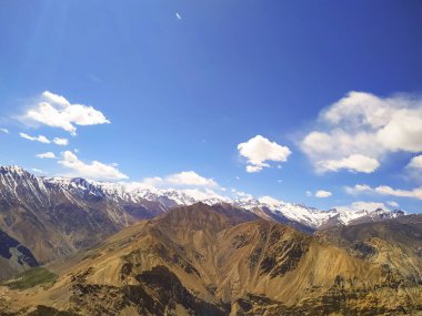 Himachal Pradesh, Hindistan 'da mavi gökyüzü ile Spiti vadisinde bulutlar