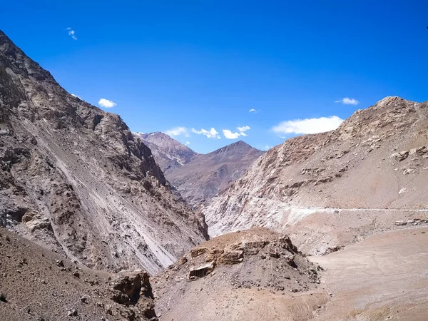 Montanha Deserto Céu Azul Fundo Com Nuvens — Fotografia de Stock