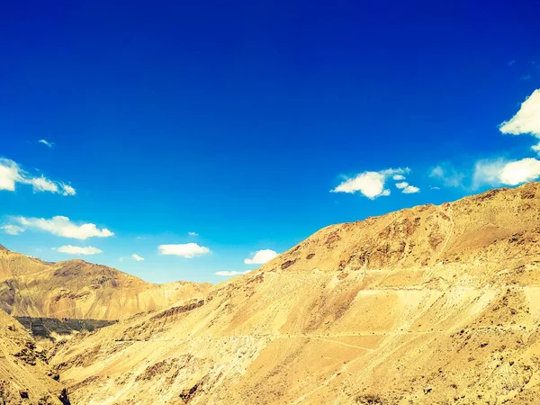 Hermosa Vista Montaña Del Desierto Cielo Azul Nublado —  Fotos de Stock